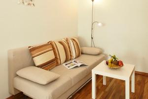 een bank met kussens en een tafel met een fruitschaal bij Uns Huesung in Ahlbeck