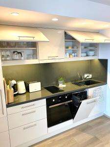 Kuchyňa alebo kuchynka v ubytovaní Atrium Apartman Hévíz mit Panoramaterrasse und Tiefgarage