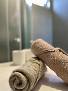 un rollo de toallas en un mostrador en el baño en Studio Apartment Diadora Zadar free parking! en Zadar