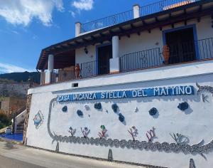 une peinture murale sur le côté d'un bâtiment dans l'établissement Stella del Mattino, à Lipari