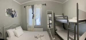 um quarto com 2 beliches e uma janela em Christina Apartments em Keramoti