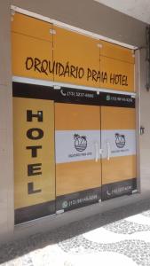 un par de taquillas en un edificio en Orquidário Praia Hotel, en Santos