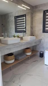 Kúpeľňa v ubytovaní Villa Luxe piscine intérieure SPA chauffée vue exceptionnelle sur vignoble