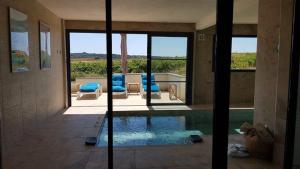Bazén v ubytovaní Villa Luxe piscine intérieure SPA chauffée vue exceptionnelle sur vignoble alebo v jeho blízkosti