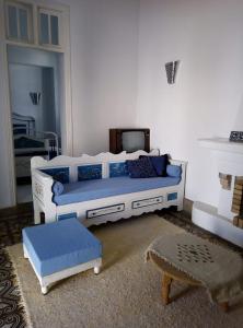 Uma área de estar em Suite Bleuet - Dar Ben Slimane
