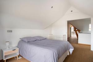 una camera bianca con un letto e una scala di Villa des Vergers a Cornihout-du-Mesnil Altre 40 foto