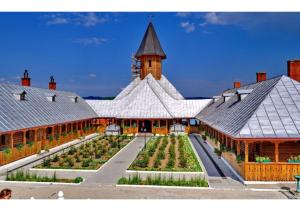 a large building with a garden in the middle at Apartament Luca in Drobeta-Turnu Severin
