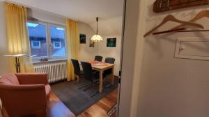 欣特察爾滕的住宿－Ferienhaus Völkle，一间带桌椅和窗户的用餐室