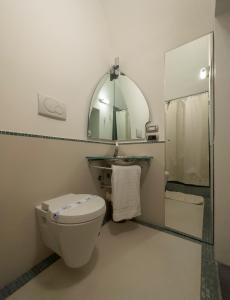 een badkamer met een toilet, een wastafel en een spiegel bij Amalfi Coast Boutique apartment -sea view - AQUAMARINA in Minori