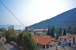 A general mountain view or a mountain view taken from a vendégházakat