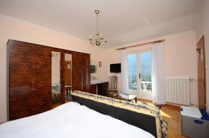 1 dormitorio con cama y ventana grande en Rooms Vanda B en Mošćenička Draga