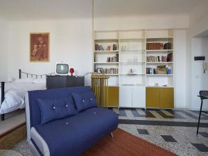 ミラノにあるCasa di Franco Navigliのリビングルーム(青いソファ、ベッド付)