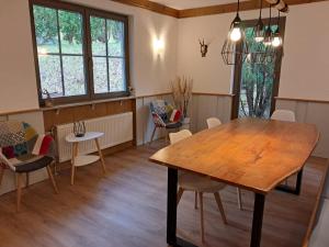 comedor con mesa de madera y sillas en Residenz Schauinsland, ganzes Appartement, Sauna, en Todtnau