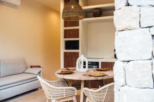 - un salon avec une table, des chaises et un canapé dans l'établissement Villa Alemagou, à La Croix-Valmer