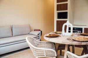 - un salon avec un canapé, une table et des chaises dans l'établissement Villa Alemagou, à La Croix-Valmer