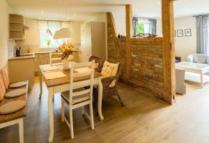 een keuken en eetkamer met een tafel en stoelen bij Lindenhof in Kleinwessek