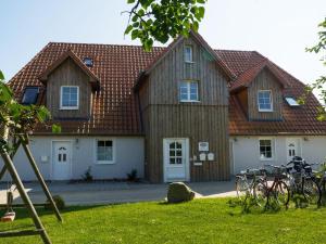 Kleinwessek的住宿－Lindenhof，一座大型木屋,前面设有自行车停放处