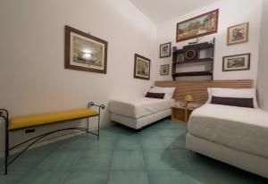 una camera con due letti e un divano in esso di Amalfi Coast Boutique apartment -sea view - AQUAMARINA a Minori