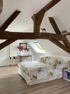 a bedroom with a large bed in a attic at Villa Cassandre in Esvres