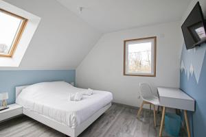 sypialnia z łóżkiem, biurkiem i oknem w obiekcie Kokana modern holiday home w mieście Englesqueville-la-Percée
