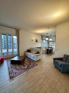 uma sala de estar com um sofá e uma mesa em Sweet Home Varese em Varese