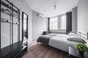 sypialnia z 2 łóżkami i dużym oknem w obiekcie Lollo Motel Graičiūno - Lollo Luxury w Wilnie