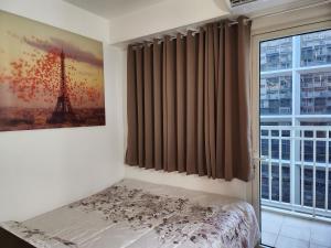 マニラにあるJana@ShoreC2のベッドと窓のある寝室 +18枚の写真