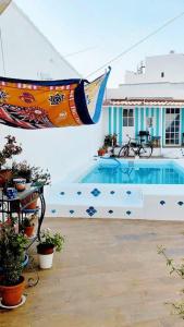 una casa con piscina al lado de una casa en Casa con piscina cerca de Sevilla, en Carrión de los Céspedes