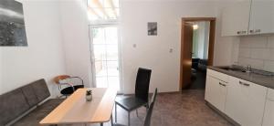 kuchnia i jadalnia ze stołem i krzesłami w obiekcie Apartment für bis zu 7 Personen mit Balkon w mieście Halberstadt