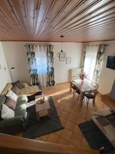 uma sala de estar com um sofá e uma mesa em Laki's House Οροφοδιαμέρισμα με σοφίτα em Thermo