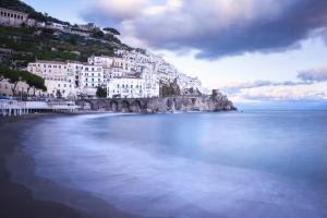 uitzicht op een strand met witte gebouwen op een heuvel bij La casa del Conte - Amalfi Coast in Amalfi