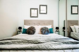 Postel nebo postele na pokoji v ubytování Melos House - Charming Apartment with Jacuzzi in the Heart of the City Perfect for Memorable Summer Experiences By Villa Mana Gers