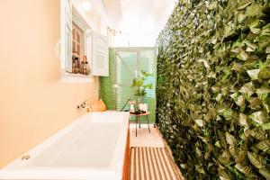 Koupelna v ubytování Melos House - Charming Apartment with Jacuzzi in the Heart of the City Perfect for Memorable Summer Experiences By Villa Mana Gers