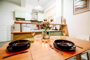 Kuchyň nebo kuchyňský kout v ubytování Melos House - Charming Apartment with Jacuzzi in the Heart of the City Perfect for Memorable Summer Experiences By Villa Mana Gers