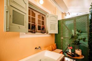 Koupelna v ubytování Melos House - Charming Apartment with Jacuzzi in the Heart of the City Perfect for Memorable Summer Experiences By Villa Mana Gers