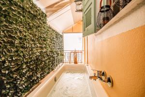 Koupelna v ubytování Melos House - Charming Apartment with Jacuzzi in the Heart of the City Perfect for Memorable Summer Experiences By Villa Mana Gers