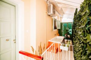 Balkón nebo terasa v ubytování Melos House - Charming Apartment with Jacuzzi in the Heart of the City Perfect for Memorable Summer Experiences By Villa Mana Gers