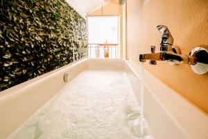 Koupelna v ubytování Melos House - Charming Apartment with Jacuzzi in the Heart of the City Perfect for Memorable Summer Experiences By Villa Mana Gers