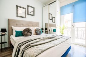 Postel nebo postele na pokoji v ubytování Melos House - Charming Apartment with Jacuzzi in the Heart of the City Perfect for Memorable Summer Experiences By Villa Mana Gers
