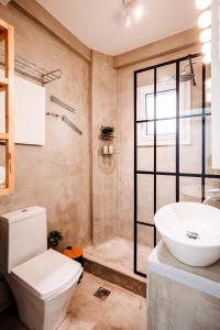 Koupelna v ubytování Melos House - Charming Apartment with Jacuzzi in the Heart of the City Perfect for Memorable Summer Experiences By Villa Mana Gers