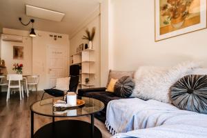 Posezení v ubytování Melos House - Charming Apartment with Jacuzzi in the Heart of the City Perfect for Memorable Summer Experiences By Villa Mana Gers