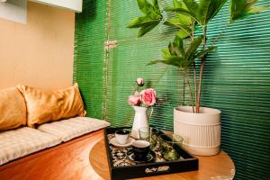 Posezení v ubytování Melos House - Charming Apartment with Jacuzzi in the Heart of the City Perfect for Memorable Summer Experiences By Villa Mana Gers