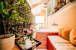 Posezení v ubytování Melos House - Charming Apartment with Jacuzzi in the Heart of the City Perfect for Memorable Summer Experiences By Villa Mana Gers