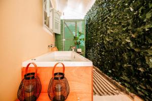 Koupelna v ubytování Melos House - Charming Apartment with Jacuzzi in the Heart of the City Perfect for Memorable Summer Experiences By Villa Mana Gers