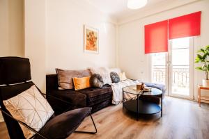 Posezení v ubytování Melos House - Charming Apartment with Jacuzzi in the Heart of the City Perfect for Memorable Summer Experiences By Villa Mana Gers