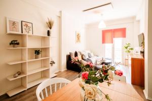 Posezení v ubytování Melos House - Charming Apartment with Jacuzzi in the Heart of the City Perfect for Memorable Summer Experiences By Villa Mana Gers