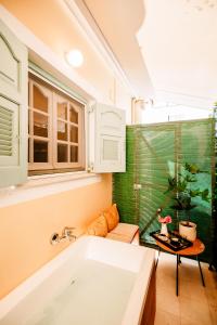 Koupelna v ubytování Melos House - Charming Apartment with Jacuzzi in the Heart of the City Perfect for Memorable Summer Experiences By Villa Mana Gers