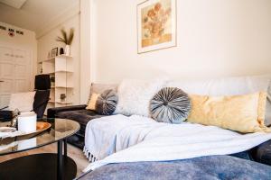 Posezení v ubytování Melos House - Charming Apartment with Jacuzzi in the Heart of the City Perfect for Memorable Summer Experiences By Villa Mana Gers