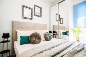 Postel nebo postele na pokoji v ubytování Melos House - Charming Apartment with Jacuzzi in the Heart of the City Perfect for Memorable Summer Experiences By Villa Mana Gers