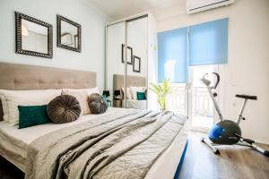 Postel nebo postele na pokoji v ubytování Melos House - Charming Apartment with Jacuzzi in the Heart of the City Perfect for Memorable Summer Experiences By Villa Mana Gers